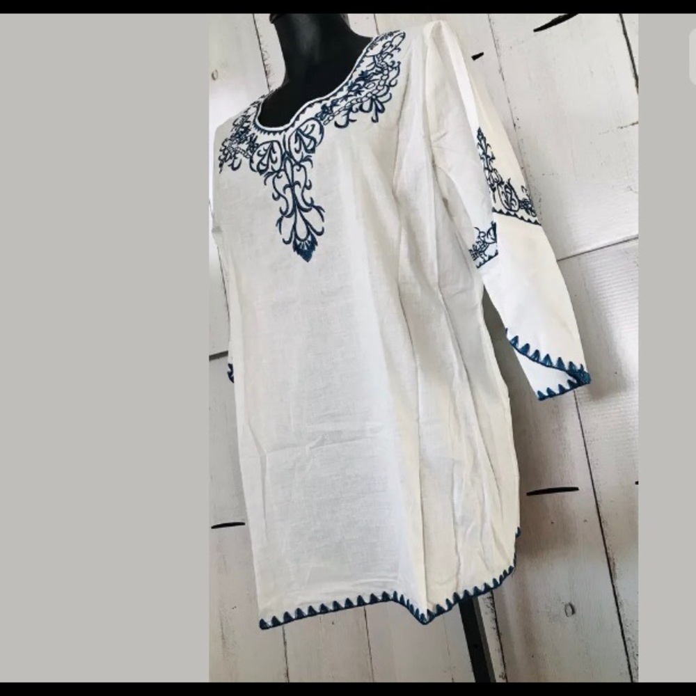 The Paragon Women's Round Neck White/Blue Embroidered Tunic Sz S Ruffled Sleeve